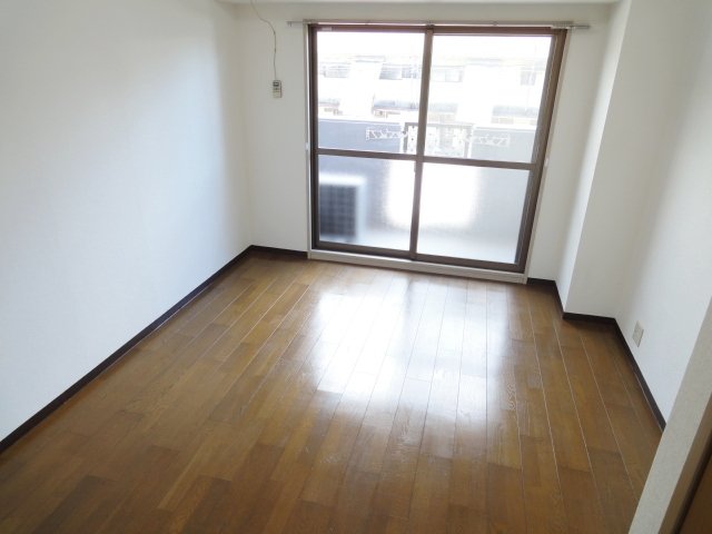 居室・リビング　同物件別号室