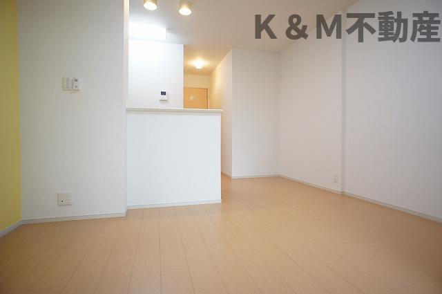 居室・リビング　こちらのリビングで趣味の時間をお楽しみください