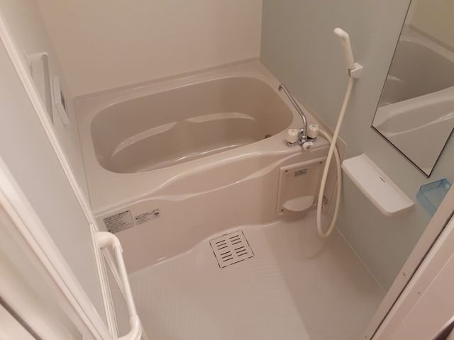 バス・シャワールーム　コンパクトで使いやすいお風呂です