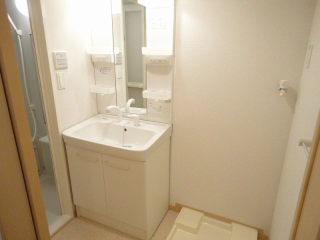 洗面設備　ゆったりとスペースのある洗面所