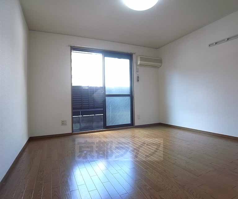 居室・リビング　８帖の洋室です。