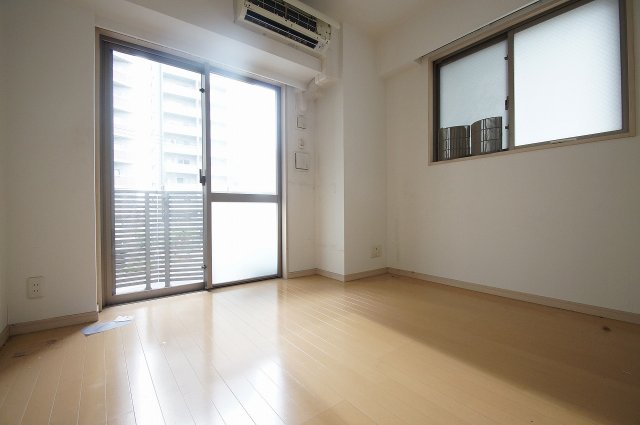 居室・リビング　角部屋・二面窓の明るいお部屋です。