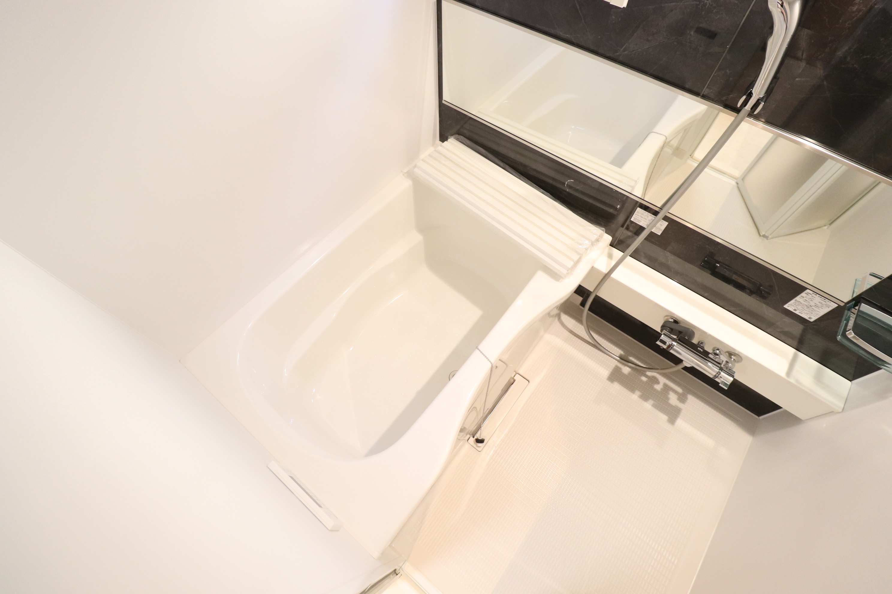 バス・シャワールーム　大きな鏡付きのバスルーム♪