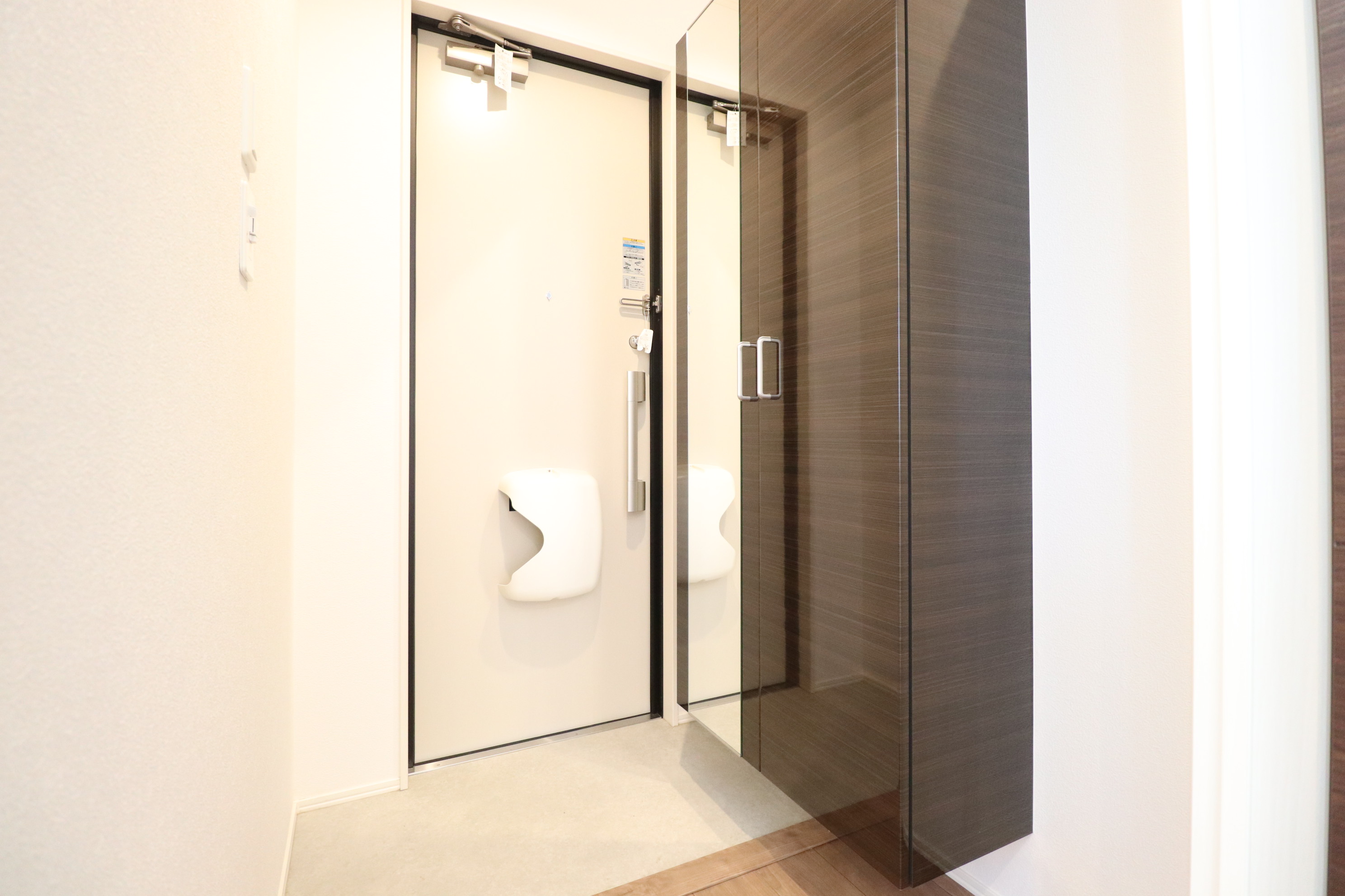 玄関　姿鏡付きのシューズboxあり♪