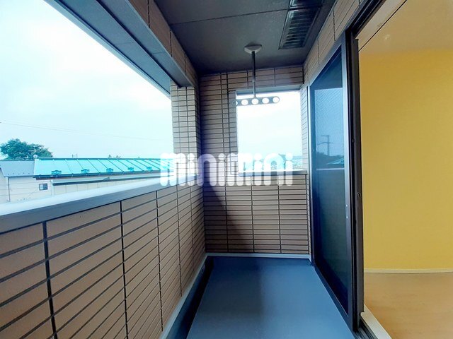 バルコニー　２階のお部屋で洗濯物がたくさん干せます。（参考写真）