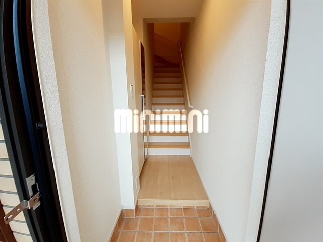 玄関　背の高い下駄箱には鏡付きで身だしなみチェック。（参考写真）