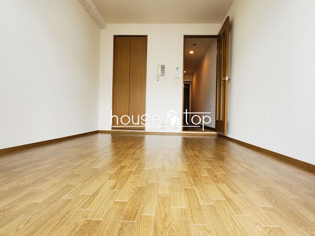 居室・リビング　テーブルやベッドなど設置可能