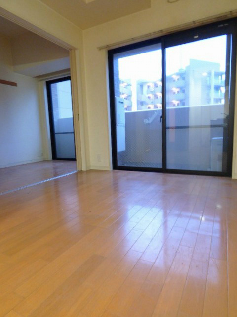 居室・リビング　明るいリビング