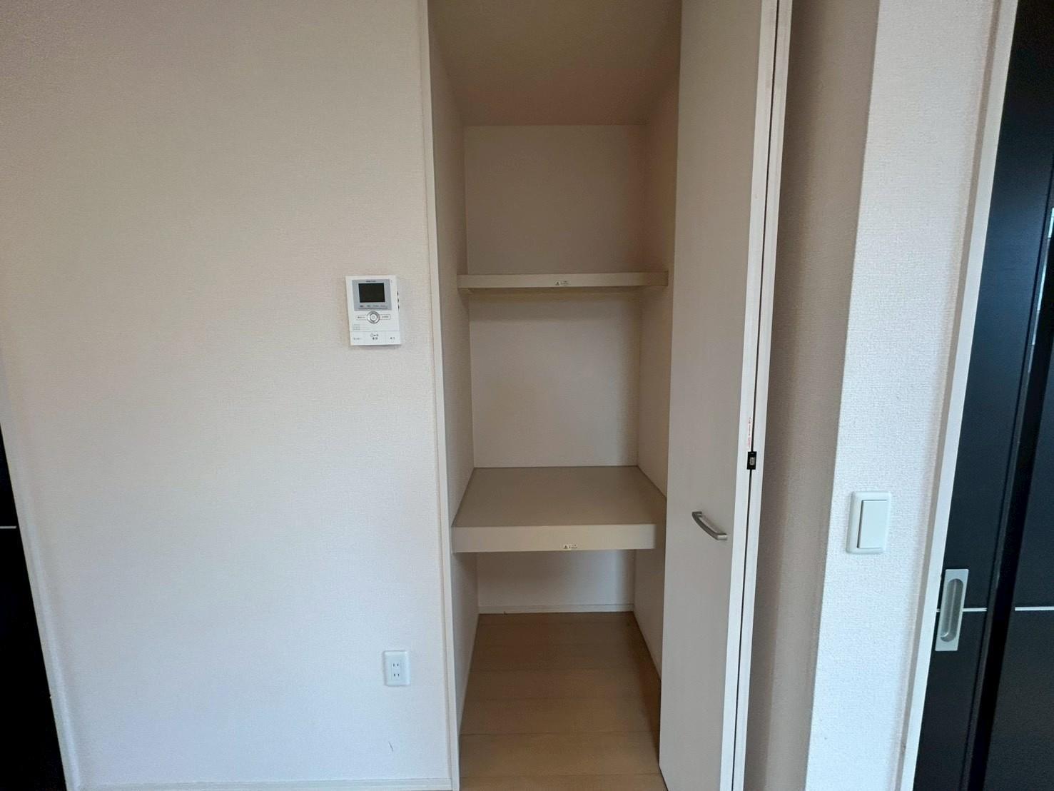 その他　リビングにも収納があります