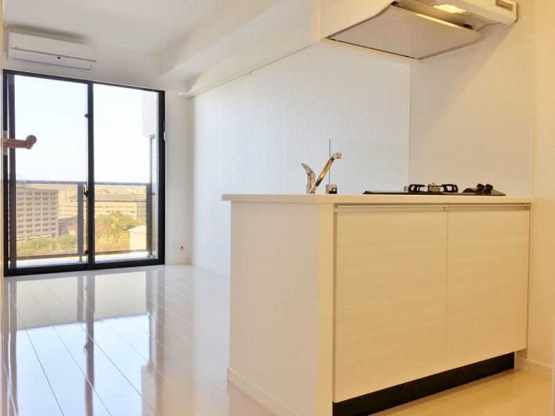 居室・リビング　白を基調とした室内で、とても明るいお部屋です♪