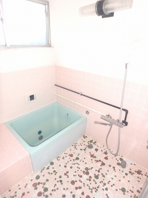 バス・シャワールーム　窓があって換気しやすいですね♪