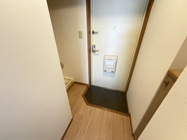 玄関　※別号室の写真です