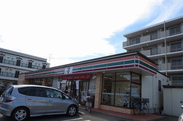 コンビニ　セブンイレブン（コンビニ）まで550m