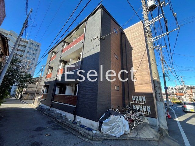 建物外観　周辺には商業施設も多いので生活しやすい場所にございます