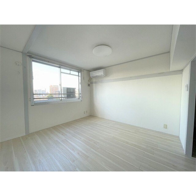 居室・リビング　白を基調とした綺麗なお部屋です。