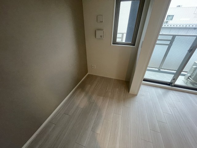 その他部屋・スペース　落ち着いた色調の寝室です