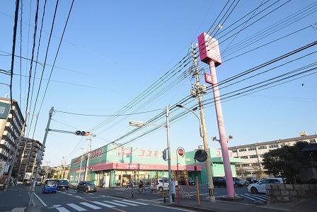 ドラックストア　ディスカウントドラッグコスモス折尾店（ドラッグストア）まで484m