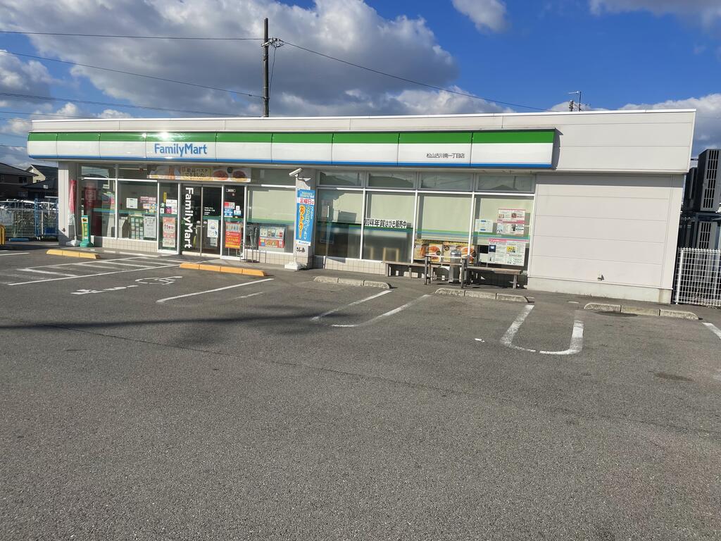 コンビニ　ファミリーマート松山古川南一丁目店（コンビニ）まで305m