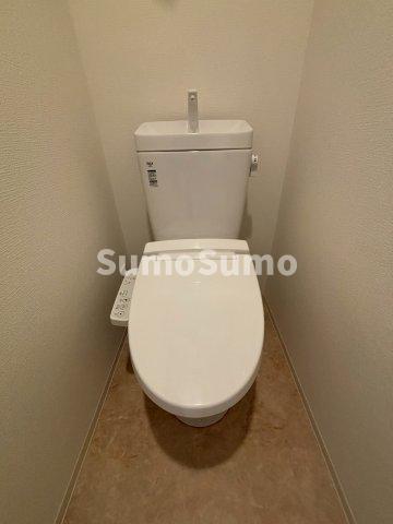 トイレ　落ち着いた色調のトイレです
