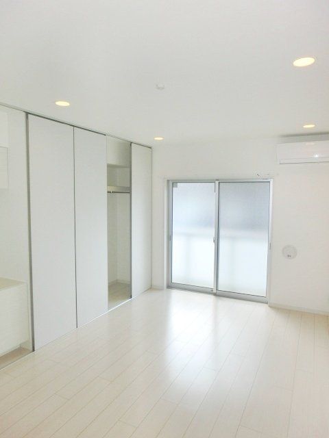 居室・リビング　白を基調とした明るいお部屋です