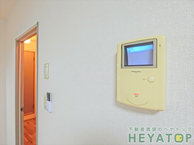 セキュリティ　不意の訪問もモニター付きドアホンで安心確認