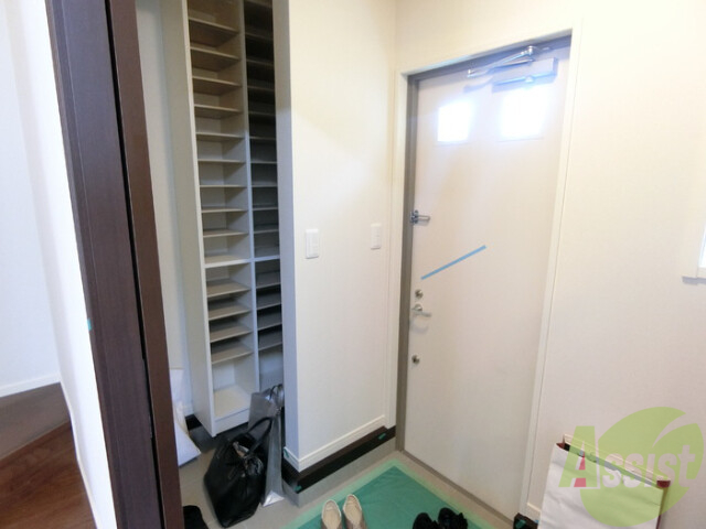 玄関　玄関に大きなシューズボックスがありました。ブーツも入りそう。