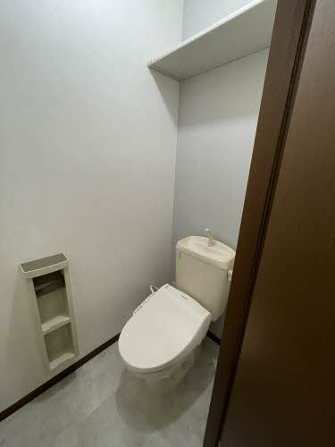 トイレ　落ち着いた色調のトイレです