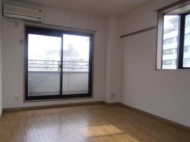 居室・リビング　明るい２面採光のお部屋です