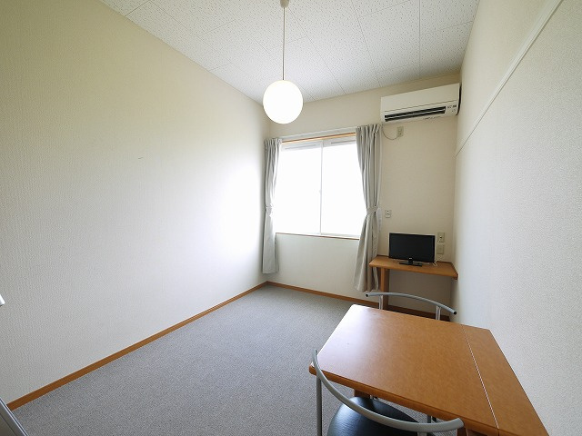 その他部屋・スペース　落ち着いた色調の寝室です
