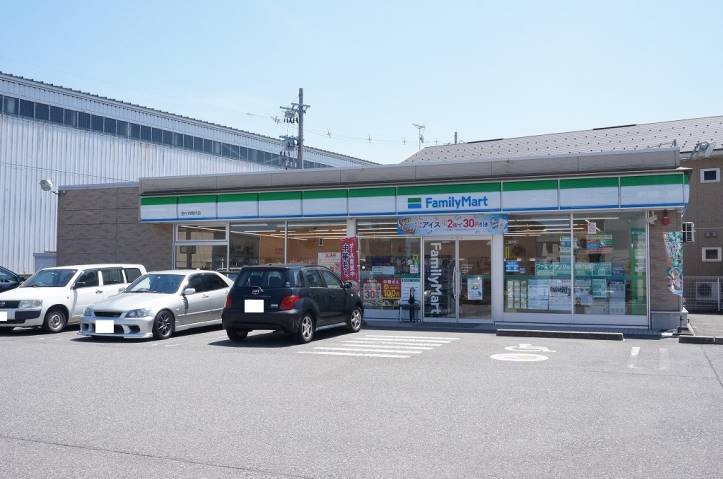 コンビニ　ファミリーマート（コンビニ）まで122m