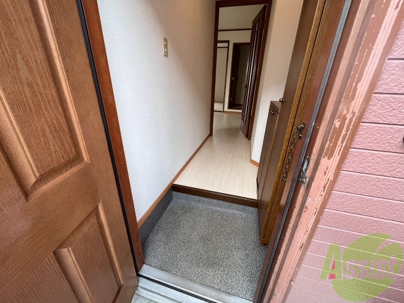 玄関　玄関からの様子です。すぐ部屋が見えないのは安心ですね。
