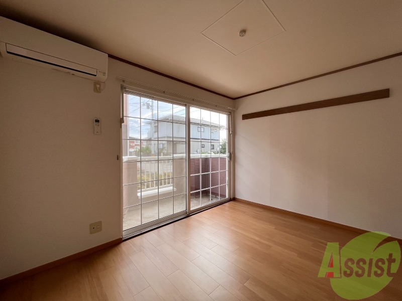 居室・リビング　６帖の洋室です。生活のメインとなる部屋ですね。