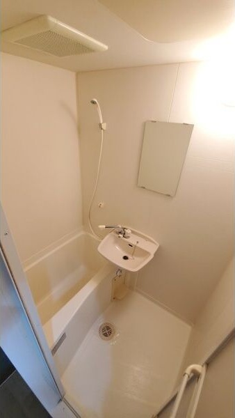 バス・シャワールーム　※写真は同じマンションの違う部屋のものになります。