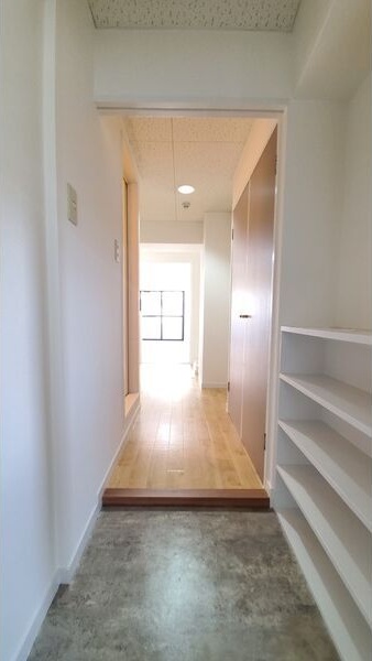 玄関　※写真は同じマンションの違う部屋のものになります。