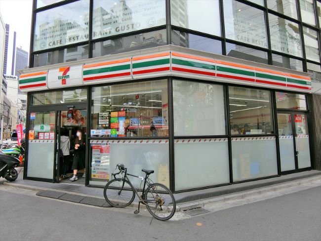 コンビニ　セブンイレブン新宿都税事務所前店（コンビニ）まで115m