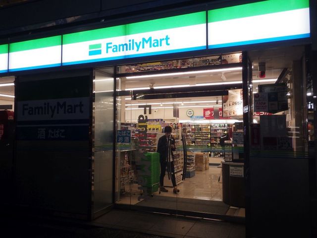 コンビニ　ファミリーマート西新宿七丁目店（コンビニ）まで200m