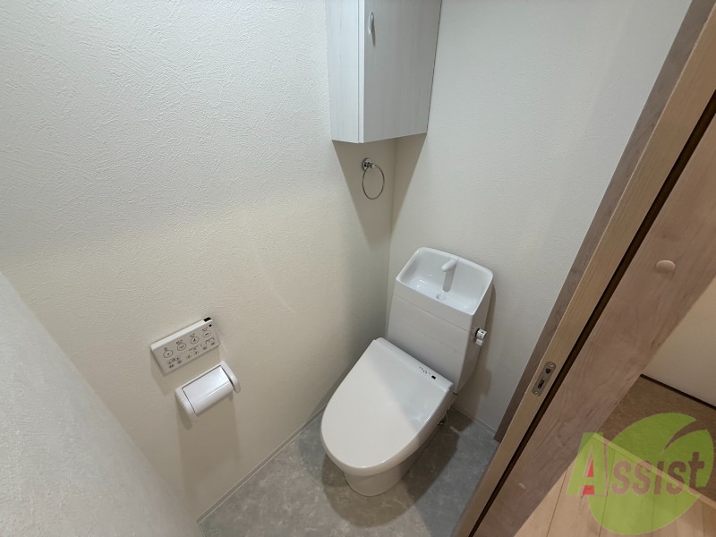 トイレ　トイレはこちらのウォシュレット付きになりますね。