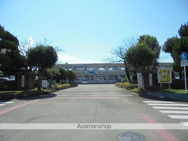 中学校　富島中学校（中学校）まで738m