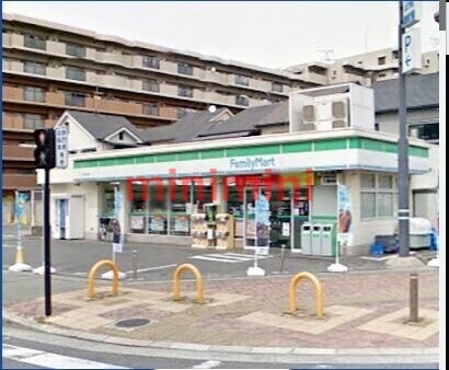コンビニ　ファミリーマート摂津三島店（コンビニ）まで502m