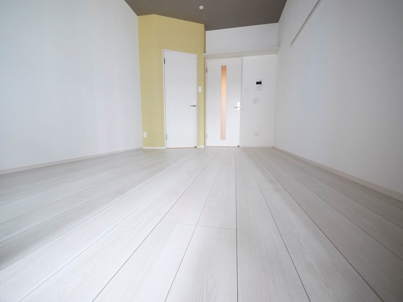 居室・リビング　オシャレなお部屋です。床白です。