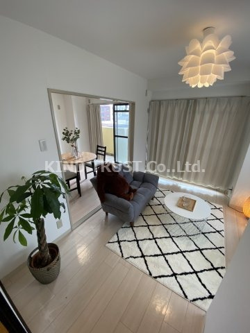 居室・リビング　モデルルームの為、家具や照明は部屋に付属しません。
