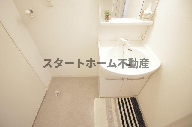 洗面設備　明るい洗面所です