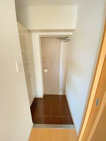 玄関　※写真は同タイプの別の階のお部屋です。