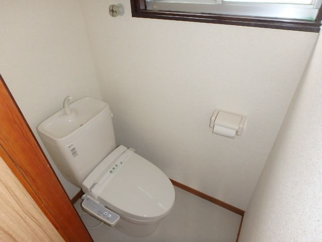 トイレ　小窓がありますよ。