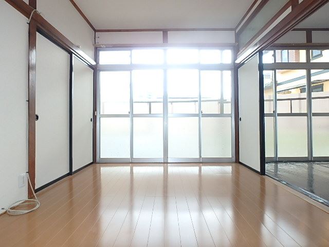 居室・リビング　戸建のお部屋で左右上下気になりませんね。