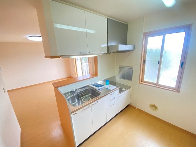 キッチン　同一建物内２０２号室内装写真転載