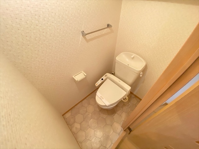 トイレ　同一建物内２０２号室内装写真転載