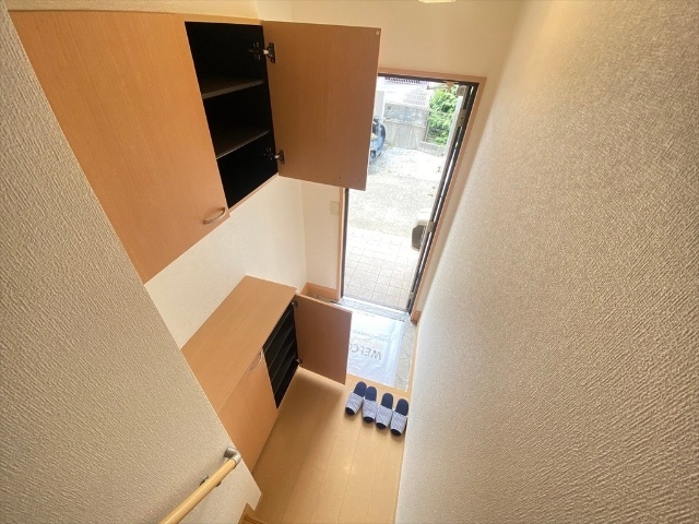 玄関　同一建物内２０２号室内装写真転載