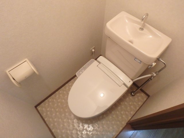 トイレ　落ち着いた色調のトイレです