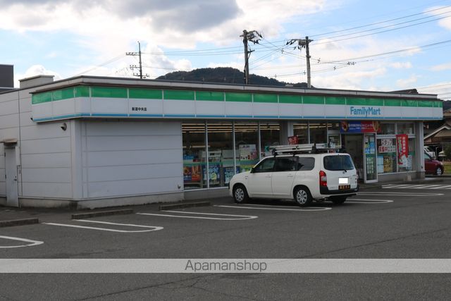 コンビニ　ファミリーマート（コンビニ）まで757m